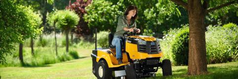 Frau auf Rasentraktir