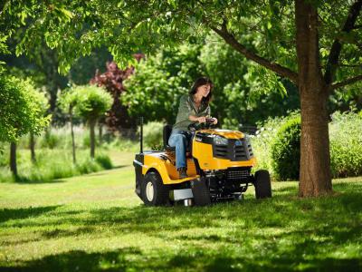 Frau auf Rasentraktir