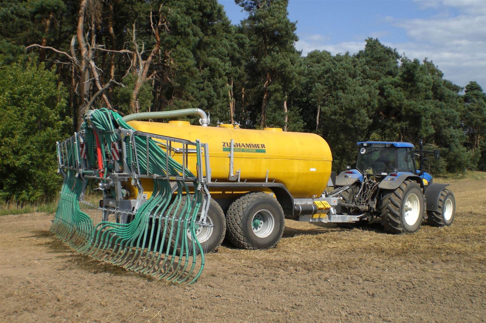 Güllefass mit Schleppschlauchverteiler