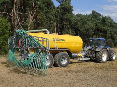 Güllefass mit Schleppschlauchverteiler