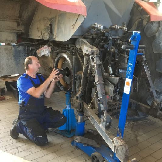 Reparatur eines Traktors