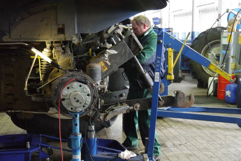 Schweißarbeiten an einer Landmaschine